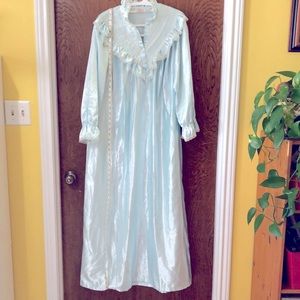 ELISA STEVENS Vintage Nightgown. Looks & feels like satin.